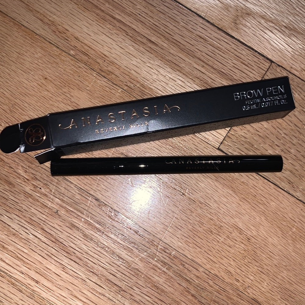 Eyebrow pen